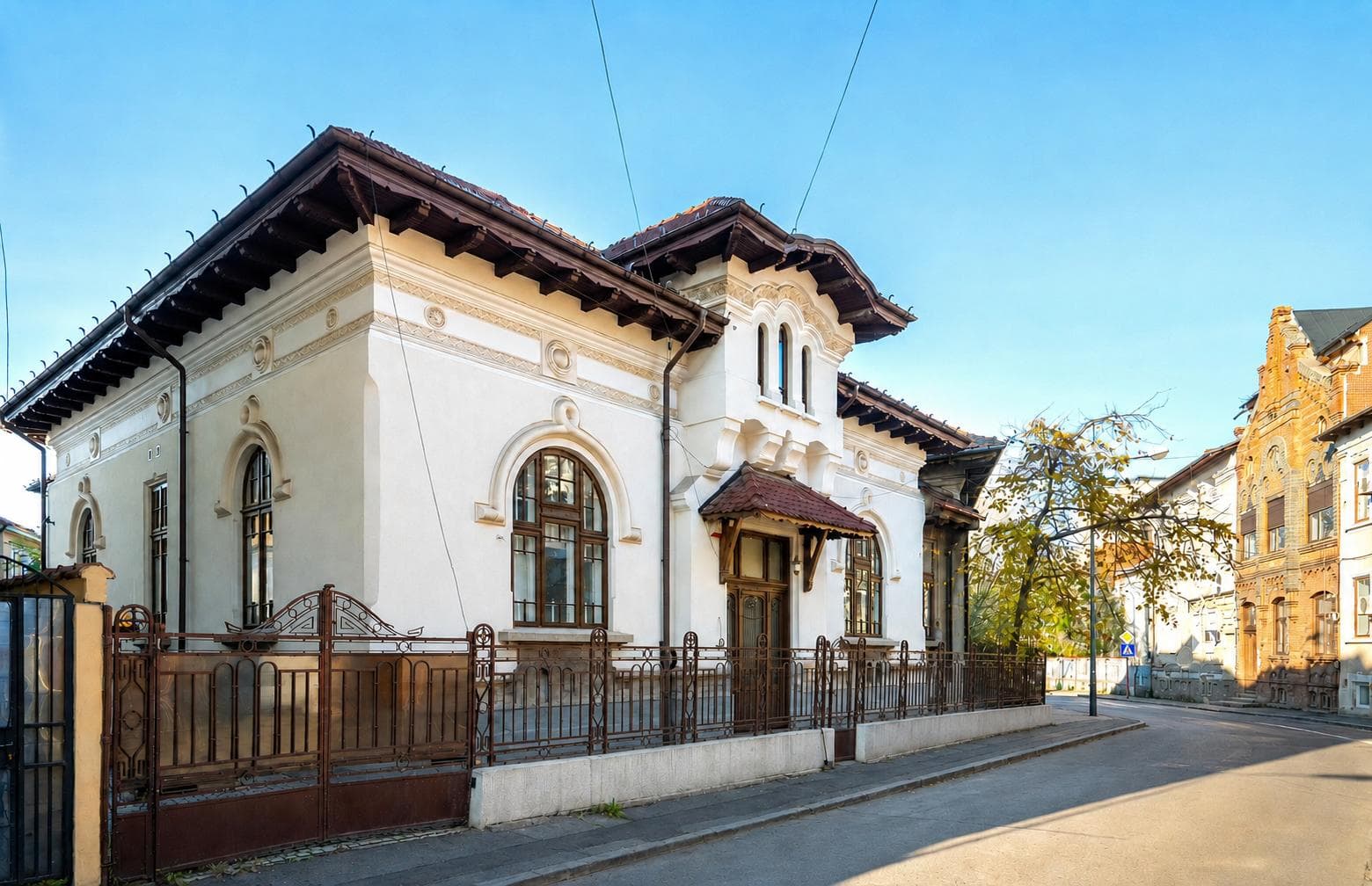 Casa Timen: золотой потолок в Армянском квартале. Как руину превратили в шедевр Бухареста