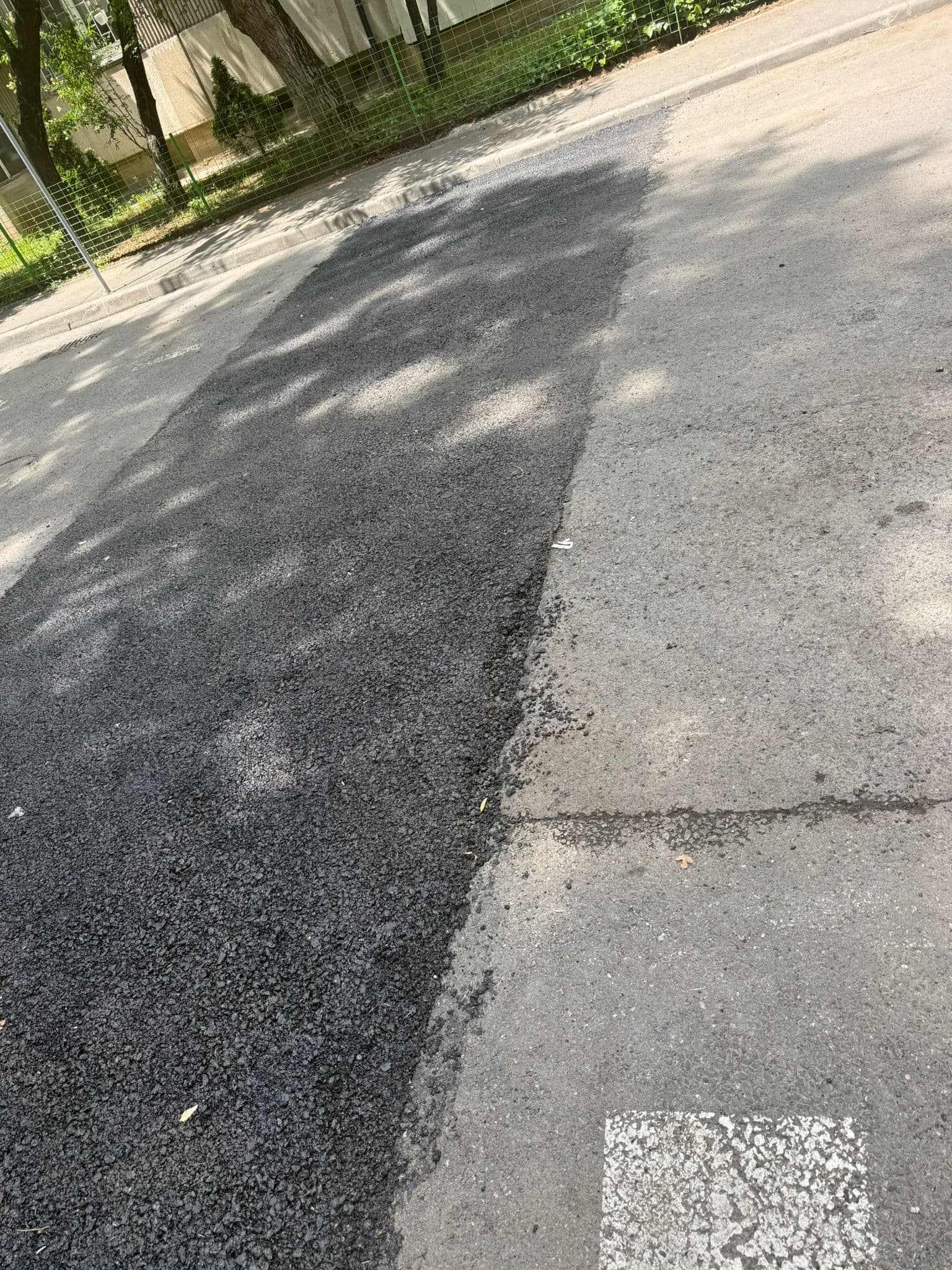 Дорога в Секторе 4 Бухареста: асфальт положили ночью, а днём он уже развалился