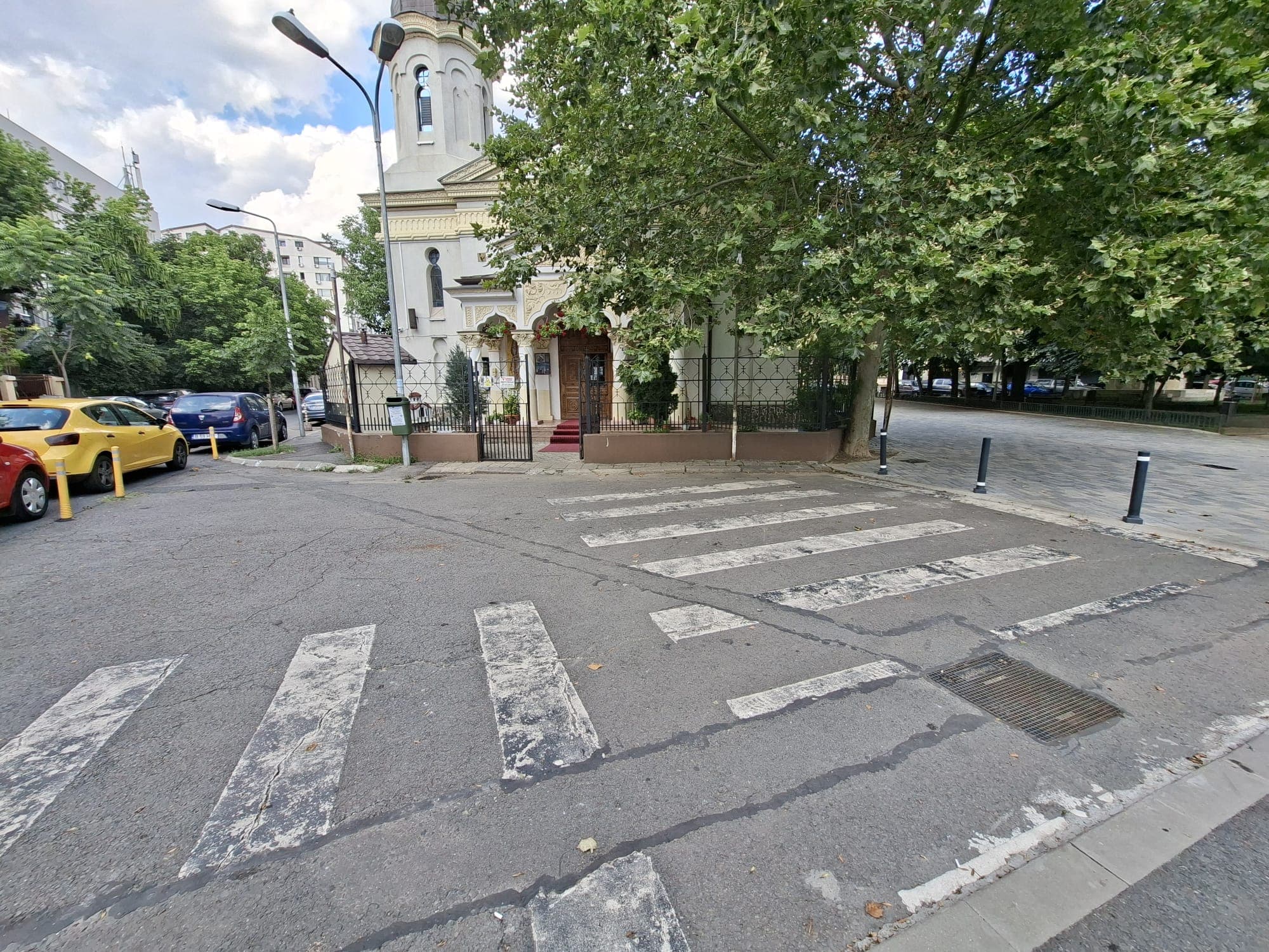 Улица пешеходных переходов у церкви Всех святых: зебры на Toamnei и Eminescu в Бухаресте